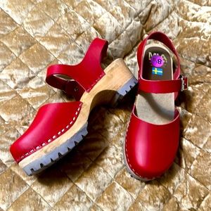 NWOT MIA Abby Clog Red 39 NEW